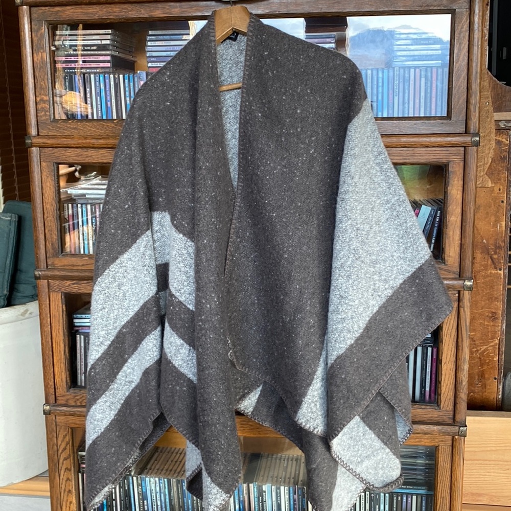 Blanket Wrap ARTIZAN Robin Barre Fuzzy and Cozy NWOT